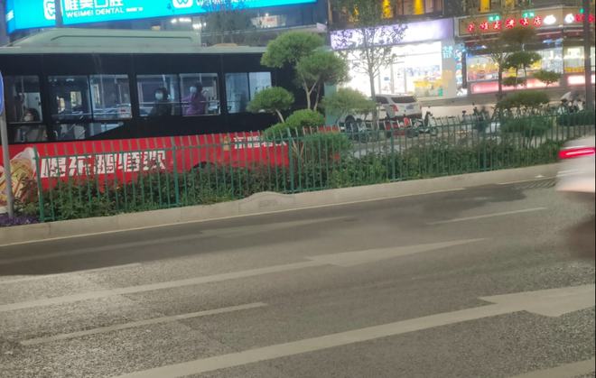 郑州部分路段绿化带装上栅栏 网友：想起了老家菜地里的竹竿篱笆KK体育(图1)