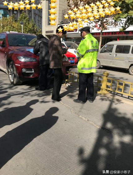 KK体育郑州道路护栏频被撞坏 网友：护栏有必要安装吗？(图3)