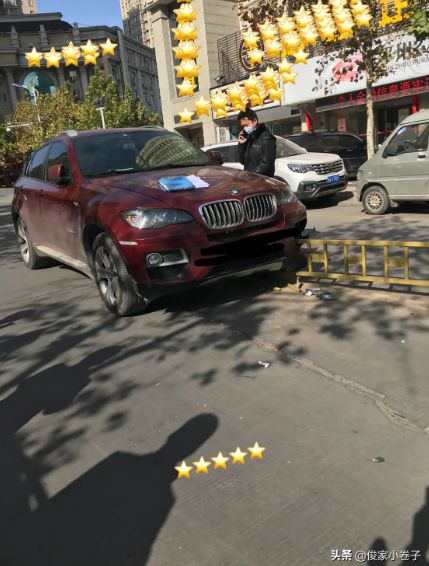 KK体育郑州道路护栏频被撞坏 网友：护栏有必要安装吗？(图4)