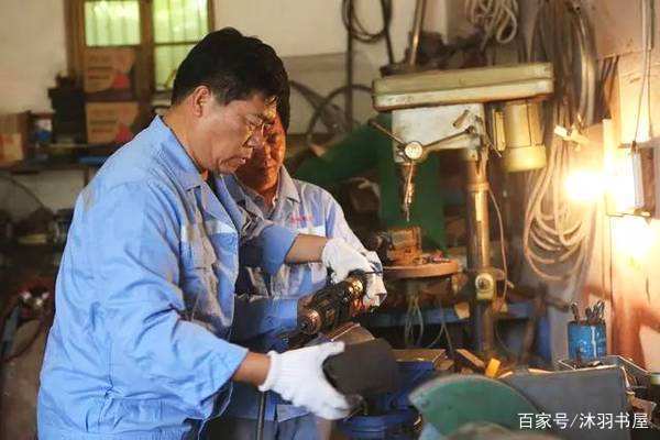 TG体育大国工匠李德干部子弟做掏粪工36年终成中国最牛的扫厕所工人(图3)
