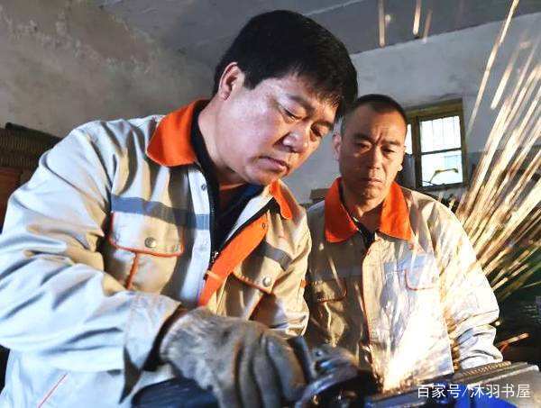 TG体育大国工匠李德干部子弟做掏粪工36年终成中国最牛的扫厕所工人(图4)